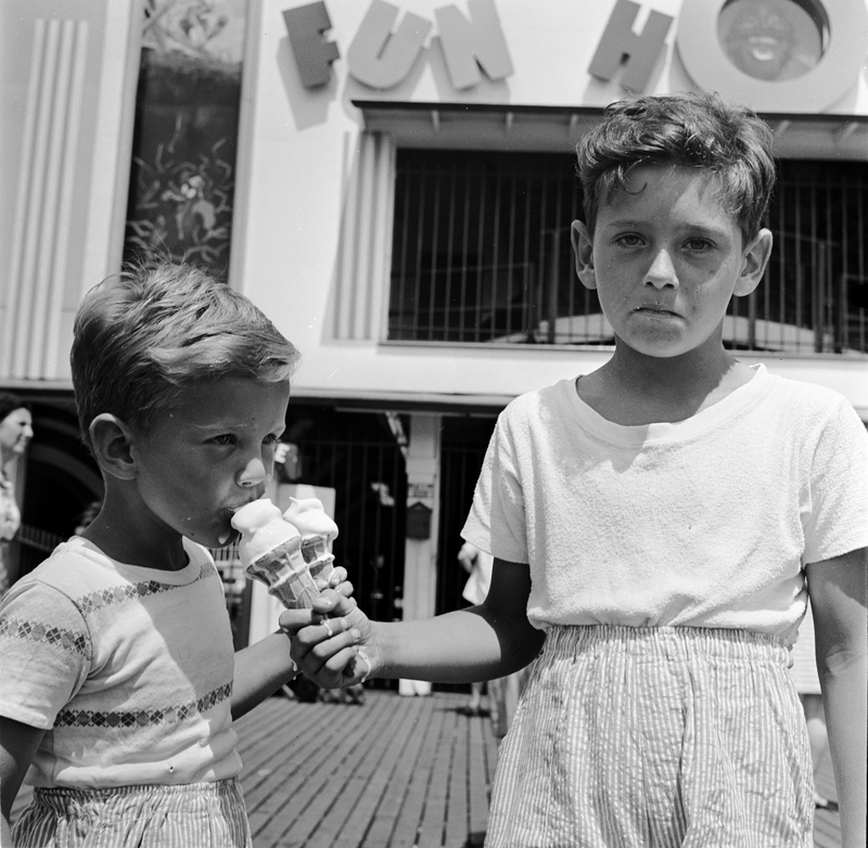 Illustration for article titled There's Nothing Photographers Love More Than People Eating Ice Cream